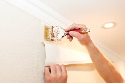 Pose de papier peint à Contrazy — revêtements muraux et toiles de verre